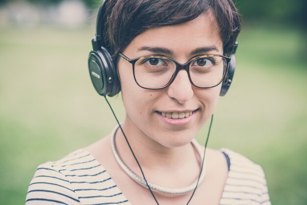 młoda kobieta hipster słuchanie muzyki