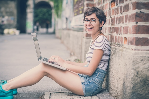 młoda kobieta hipster za pomocą notebooka