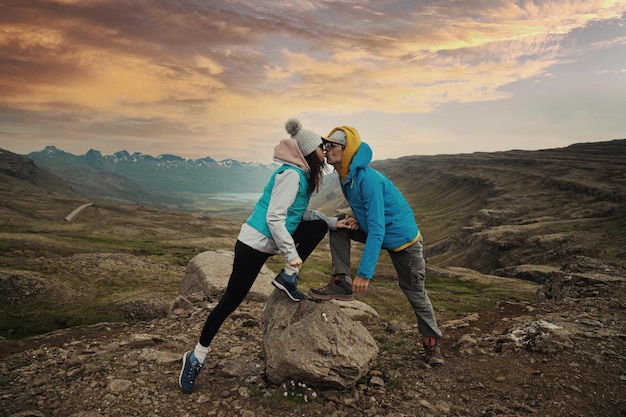 Zdjęcie młoda kobieta i mężczyzna na islandii