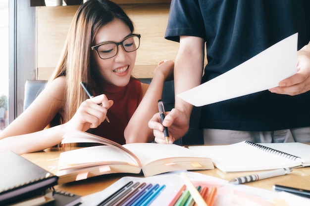 Młoda kobieta i mężczyzna studia do testu lub egzaminu. Kółko naukowe.