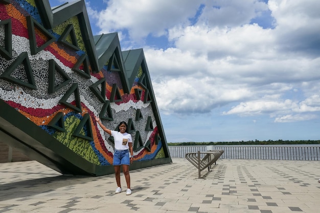 Młoda kobieta idąca promenadą i rzeką Magdalena Barranquilla Kolumbia