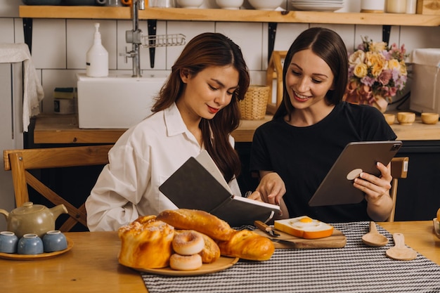 Młoda kobieta je pizzę i śmieje się, siedząc z przyjaciółmi w restauracji Grupa przyjaciół korzystających z jedzenia i napojów w kawiarni