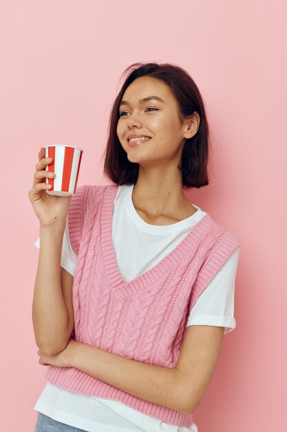 Młoda kobieta jednorazowa szklanka do napojów w różowej koszulce Styl życia niezmieniony