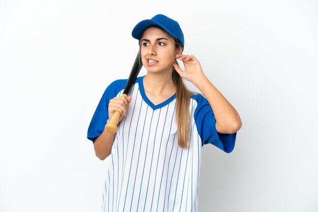 Młoda kobieta kaukaski gry w baseball na białym tle na białym tle, mając wątpliwości