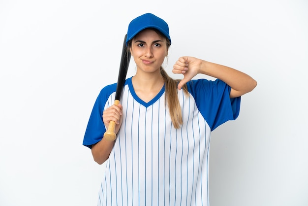 Młoda kobieta kaukaski gry w baseball na białym tle pokazując kciuk w dół z negatywnym wyrazem twarzy