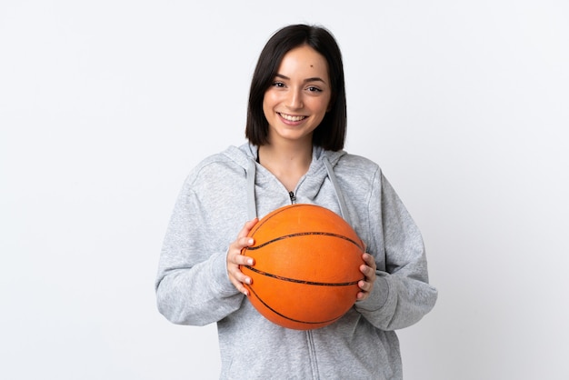 Młoda kobieta kaukaski na białym tle na białym tle gry w koszykówkę
