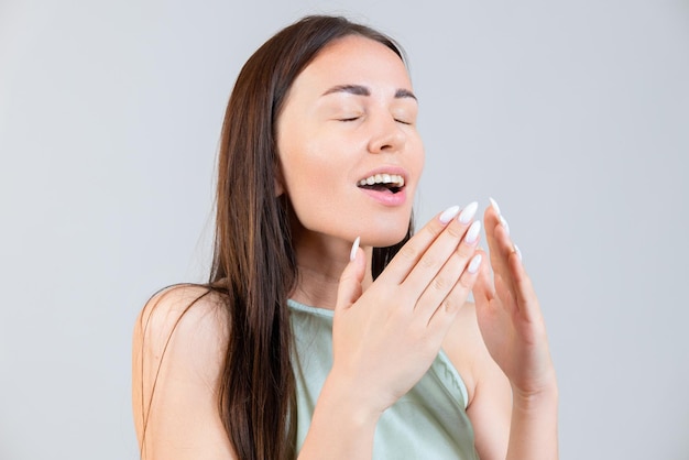 Młoda kobieta kicha wirus przeziębienia alergii
