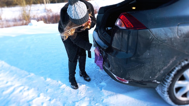 Młoda Kobieta Kierowca Wyciera Na Sucho Swój Samochód Szmatką Z Mikrofibry Po Umyciu Go Czyszczenie Auto