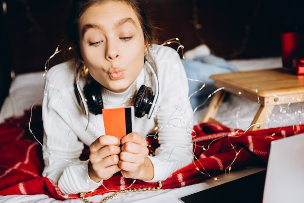 Młoda kobieta korzystających z zakupów online na Boże Narodzenie