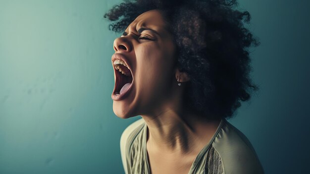 Zdjęcie młoda kobieta krzycząc i krzycząc