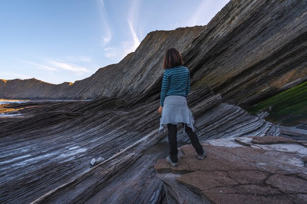 Młoda kobieta, która pewnego ranka patrzy na geopark wybrzeża Sakoneta