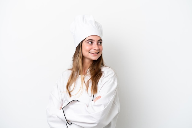 Młoda kobieta kucharz kaukaski na białym tle z rękami skrzyżowanymi i szczęśliwa
