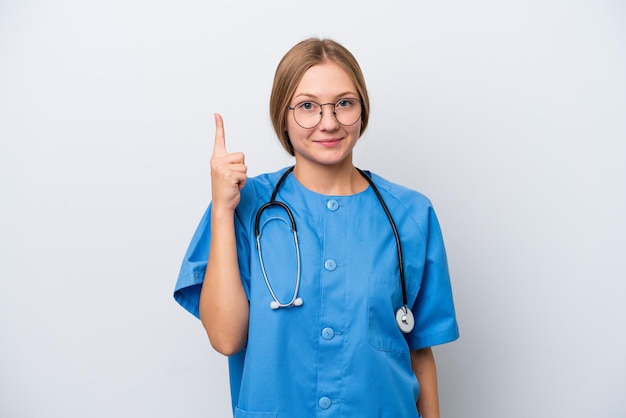 Młoda kobieta lekarz pielęgniarka na białym tle wskazując palcem wskazującym świetny pomysł