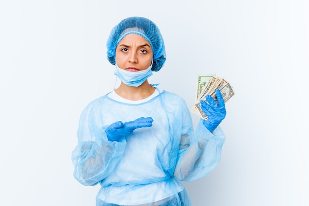Młoda kobieta lekarz rasy mieszanej trzyma dolary na białym tle