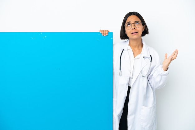 Młoda kobieta lekarz rasy mieszanej z dużym plakatem na białym tle podkreślił przytłoczony