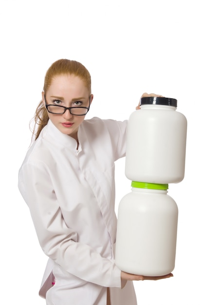 Młoda kobieta lekarz trzymając słoik białka na białym tle