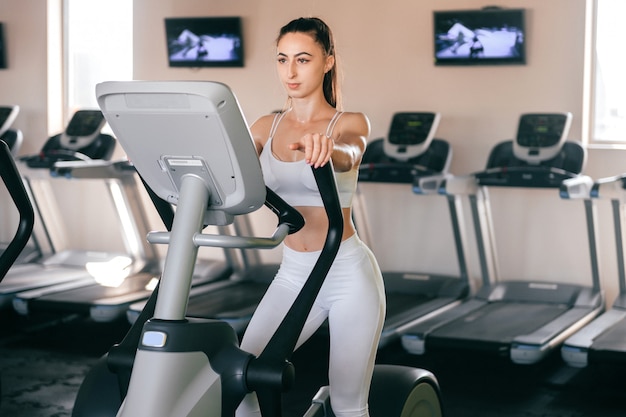 Młoda Kobieta Lekkoatletka Trening Cardio W Siłowni