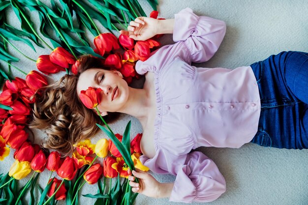 Młoda Kobieta Leży Na Podłodze Wśród Czerwonych Tulipanów Koncepcja 8 Marca Walentynki Wiosenny Portret Kobiety