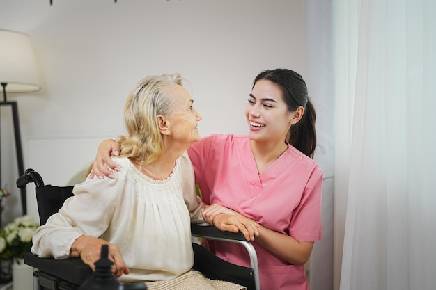 Młoda kobieta lub pielęgniarka w domu udzielają wsparcia empatii osobom starszym lub starszym w opiece domowej