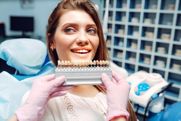 Młoda kobieta na fotelu dentystycznym podczas zabiegu stomatologicznego Przegląd profilaktyki próchnicy zębów