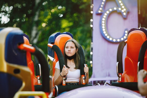 Młoda Kobieta Na Karuzeli Lub Atrakcją W Letnim Parku Rozrywki W Mieście