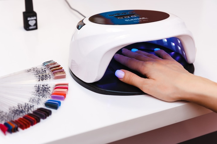 Zdjęcie młoda kobieta na manicure w gabinecie kosmetycznym