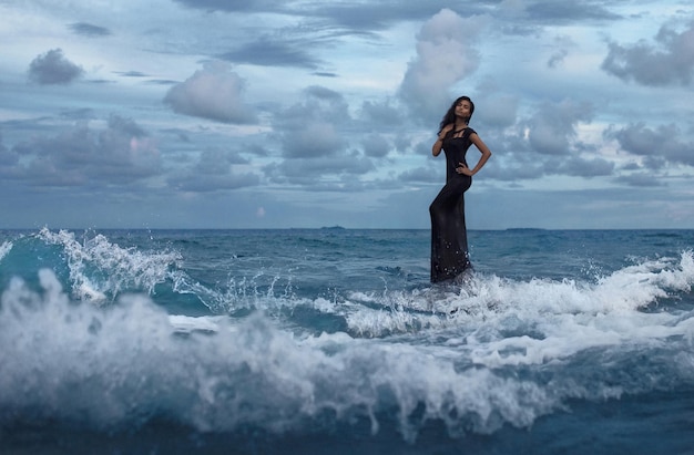 Młoda kobieta na morzu przeciwko niebu