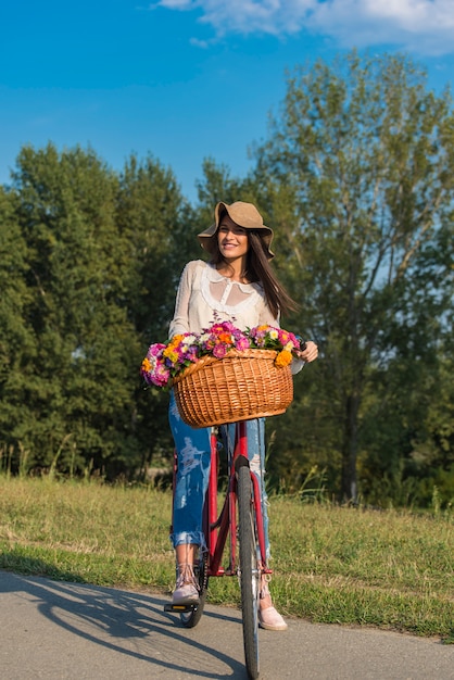 Młoda Kobieta Na Rowerze