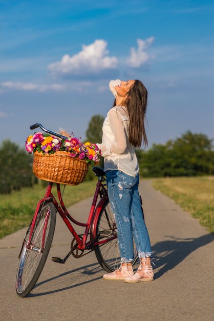 Młoda Kobieta Na Rowerze