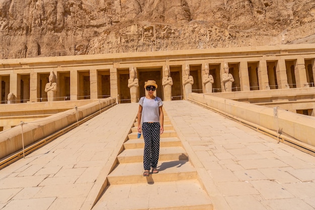 Młoda kobieta na schodach wejściowych do Świątyni Pogrzebowej Hatszepsut w Luksorze