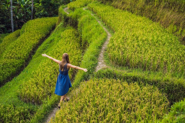 Młoda Kobieta Na Zielonej Plantacji Pola Ryżowego Kaskadowego Na Tarasie Tegalalang. Bali, Indonezja