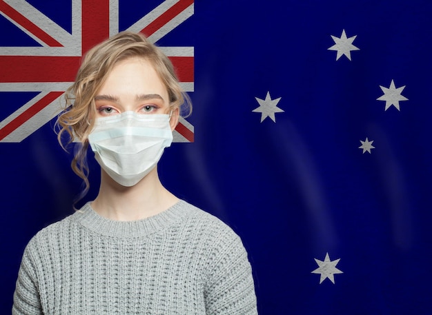 Młoda kobieta nosząca maskę z flagą narodową Australii Koncepcja ochrony przed epidemią grypy i wirusami