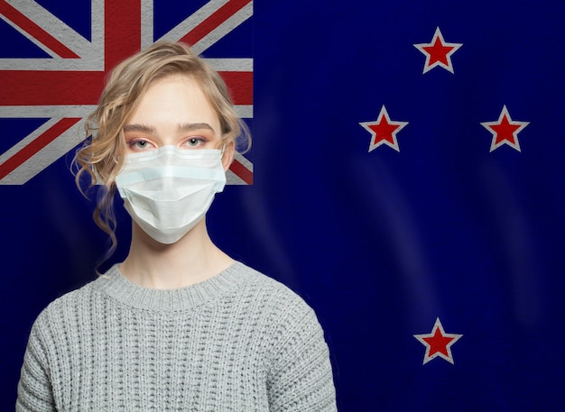 Młoda kobieta nosząca maskę z flagą Nowej Zelandii Koncepcja ochrony przed epidemią grypy i wirusami