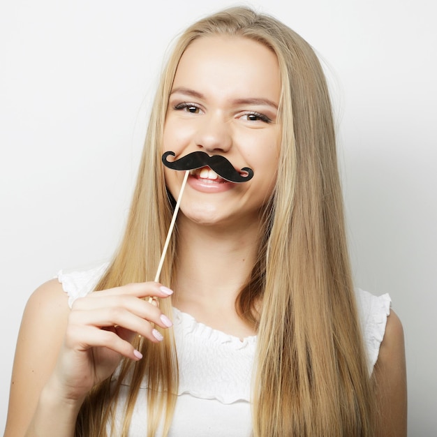 Młoda kobieta nosząca sztuczne wąsy Gotowa na imprezę