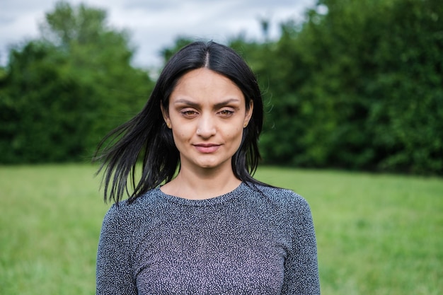 Młoda kobieta o brązowych oczach na zewnątrz szczęśliwy styl życia