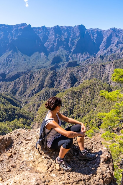 Młoda kobieta odpoczywa po trekkingu na szczycie La Cumbrecita