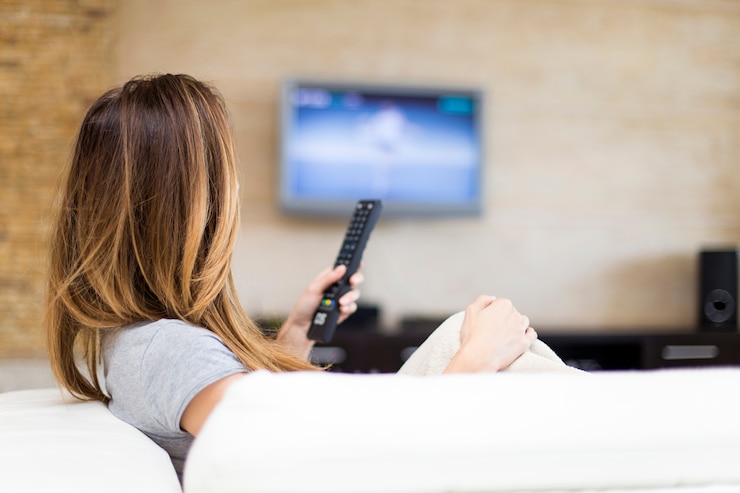 Zdjęcie młoda kobieta ogląda tv