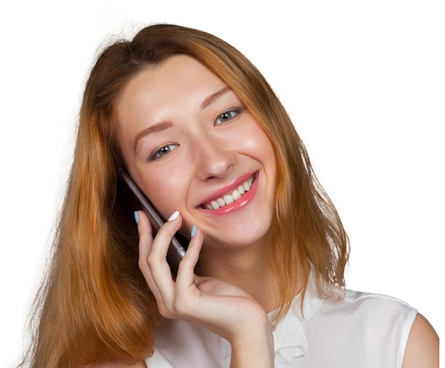 Młoda kobieta opowiada na telefonie komórkowym