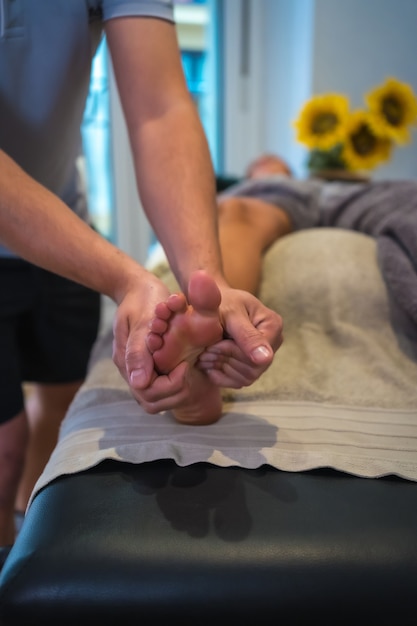 Młoda Kobieta Otrzymująca Masaż Stóp Od Fizjoterapeuty. Physio, Osteopatia