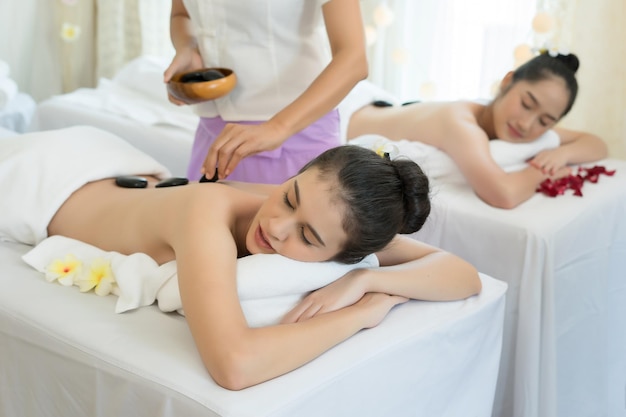 Młoda kobieta otrzymująca terapię w spa