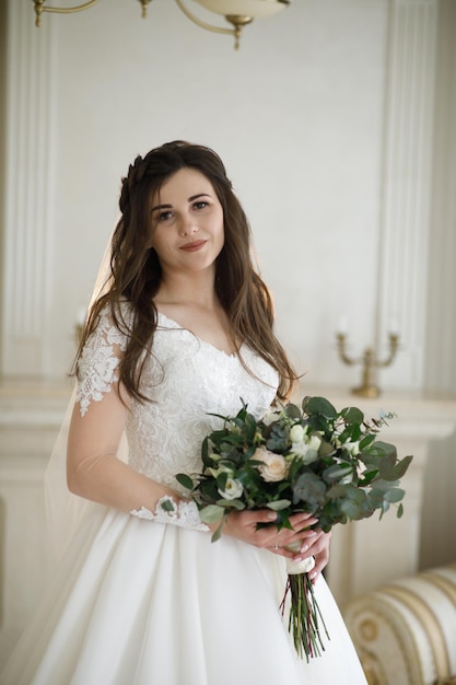 młoda kobieta panna młoda przymierza suknię ślubną na nowoczesnym weselu, szczęśliwa i uśmiechnięta