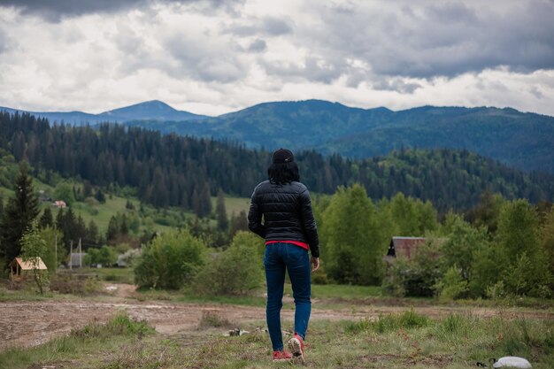 Młoda kobieta patrząc na góry Panorama krajobrazu gór