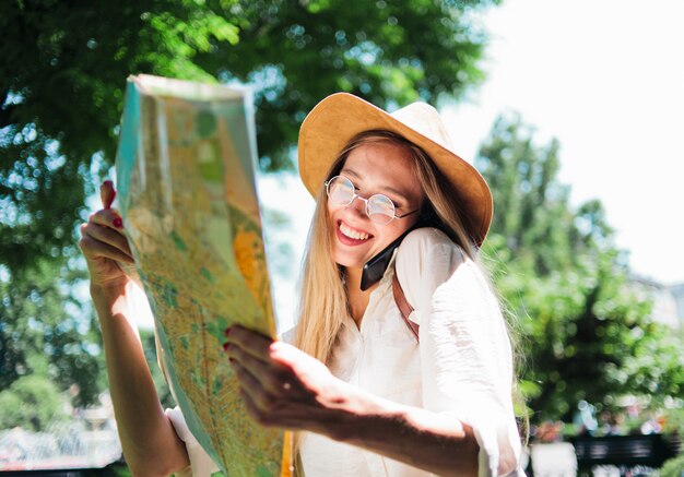 Młoda kobieta, patrząc na mapę miasta