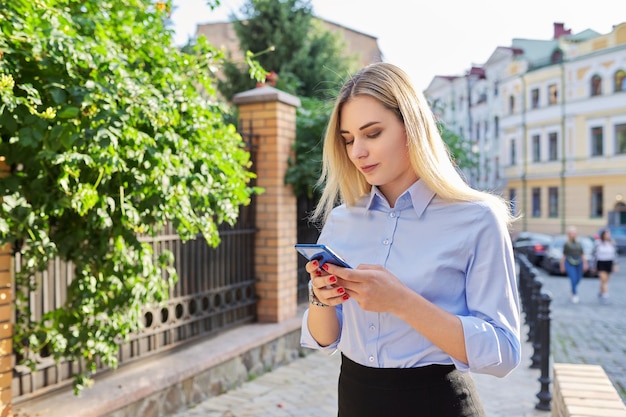 Młoda Kobieta Patrząca Na Czytanie Ekranu Smartfona W Internecie