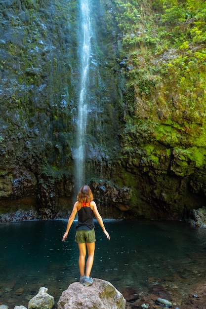 Młoda Kobieta Patrząca Na Imponujący Wodospad Na Levada Do Caldeirao Verde Queimadas Madeira