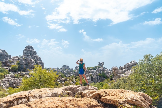 Młoda Kobieta Patrząca Na Krajobraz Torcal De Antequera Na Zielono-żółtym Szlaku Malaga Andalusia