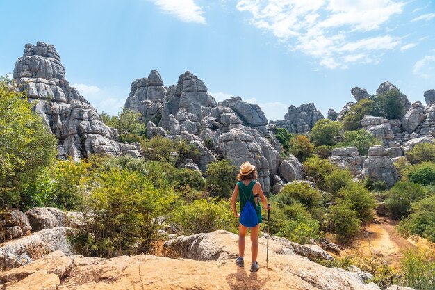 Młoda Kobieta Patrząca Na Krajobraz Torcal De Antequera Na Zielono-żółtym Szlaku Malaga