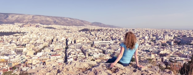 Młoda kobieta patrzy na pejzaż Aten Grecji