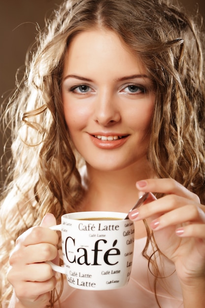 Młoda kobieta pije kawę