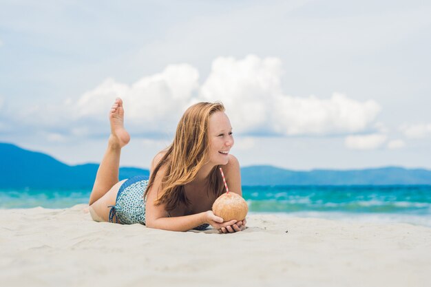 Młoda Kobieta Pije Mleko Kokosowe Na Plaży